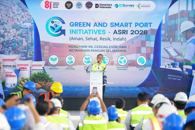 MENKO PANGAN ANUGERAHKAN PENGHARGAAN PELABUHAN TERBAIK NASIONAL KEPADA PETROKIMIA GRESIK