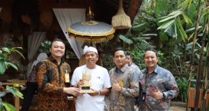 Penyerahan THT dan Pensiun KDM dari Bupati Purwakarta dan DPR RI