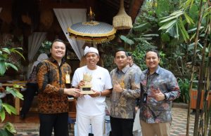 Penyerahan THT dan Pensiun KDM dari Bupati Purwakarta dan DPR RI