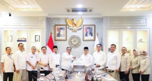 Melalui BAZNAS, KP2MI Serahkan Bantuan Rp100 Juta untuk Masyarakat