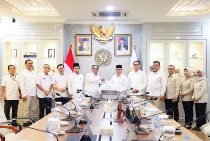 Melalui BAZNAS, KP2MI Serahkan Bantuan Rp100 Juta untuk Masyarakat