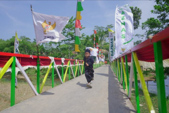 Melalui BAZNAS, Sedekah Kembalian Konsumen Alfamart Wujudkan Jembatan untuk Warga Sukabumi