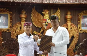 Ketua DPRD Klungkung Pimpin Rapat Paripurna, Seluruh Fraksi Setujui dan Sepakati Ranperda Pajak dan Retribusi Daerah