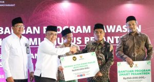 BAZNAS RI Bersama Menko PM Salurkan Bantuan Zmart, BUMi, dan Santripreneur di Gresik
