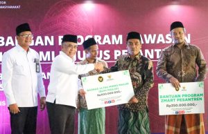 BAZNAS RI Bersama Menko PM Salurkan Bantuan Zmart, BUMi, dan Santripreneur di Gresik