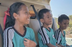 Ratusan Siswa SD Di Sumba Barat Kenalan Langsung dengan Helikopter