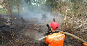 BAZNAS RI Terjunkan Tim Tanggap Bencana Padamkan Karhutla di Kalbar dan Kalsel