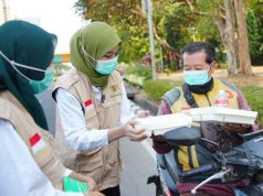 BAZNAS RI Bagikan Makanan Siap Saji bagi Pekerja Rentan Terdampak Abu Vulkanik di Jakarta