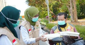 BAZNAS RI Bagikan Makanan Siap Saji bagi Pekerja Rentan Terdampak Abu Vulkanik di Jakarta