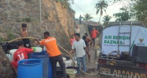 BAZNAS Distribusikan Air Bersih untuk Penyintas Gempa NTT