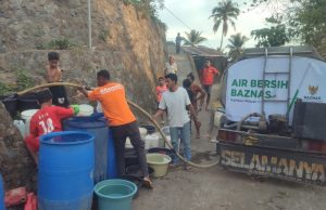 BAZNAS Distribusikan Air Bersih untuk Penyintas Gempa NTT