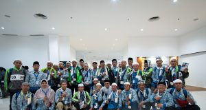 Keluarga Besar Gojek Antarkan Driver Umrah Gratis