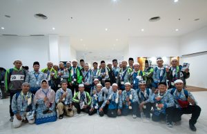 Keluarga Besar Gojek Antarkan Driver Umrah Gratis