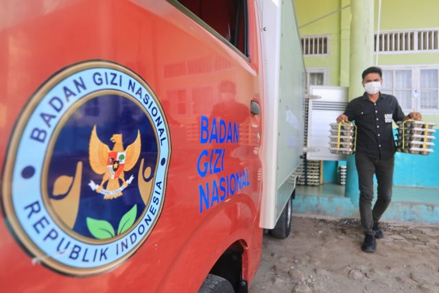 Petugas membawa ompreng Makan Bergizi Gratis (MBG) sebelum dibagikan kepada siswa di kompleks Madrasah Ibtidayyah Negeri (MIN) 11 Aceh Barat Desa Kuta Padang, Johan Pahlawan, Aceh Barat, Aceh, Senin (21/9/2026).
