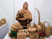 Dari Sungai ke Pasar, PNM Dampingi Maryati Ubah Eceng Gondok Jadi Kerajinan Bernilai