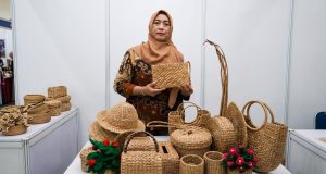 Dari Sungai ke Pasar, PNM Dampingi Maryati Ubah Eceng Gondok Jadi Kerajinan Bernilai