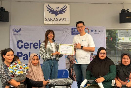 Peduli Disabilitas Bank IBK Indonesia Beri Alat Bantu Mobilitas